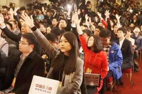 中国经济网记者马常艳:“每天都有奇迹发生”,不知道下一秒会遇到哪位代表委员,哪位会接受我的采访。比如中午在楼梯口巧遇“中国首善”曹德旺委员;比如坐在餐厅门口沙发写稿,刚好厉以宁委员吃着香蕉慢慢坐下来……作为网络媒体记者,我们发挥机动灵活的特长,每一件事都拼尽全力,好多场活动都冲到了最前面。两会马上就要结束了,就像吃棒棒糖,越来越甜,意犹未尽……4