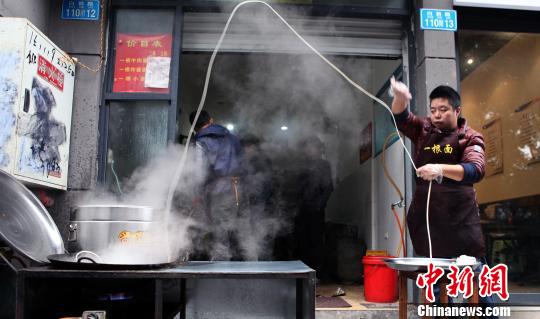 重庆小面上演绝活真功夫一碗只有一根面(组图)